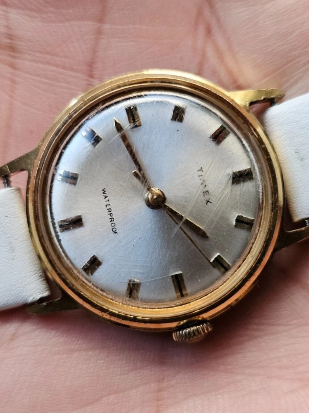 Vintage Timex Wristwatch Gold Tone Case Hand winding Analog Wrist Watch Read des
